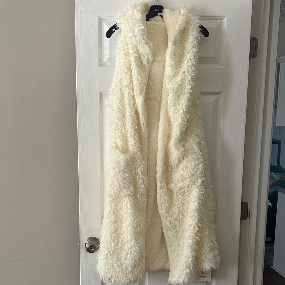 Chic Cream Faux Fur Vest